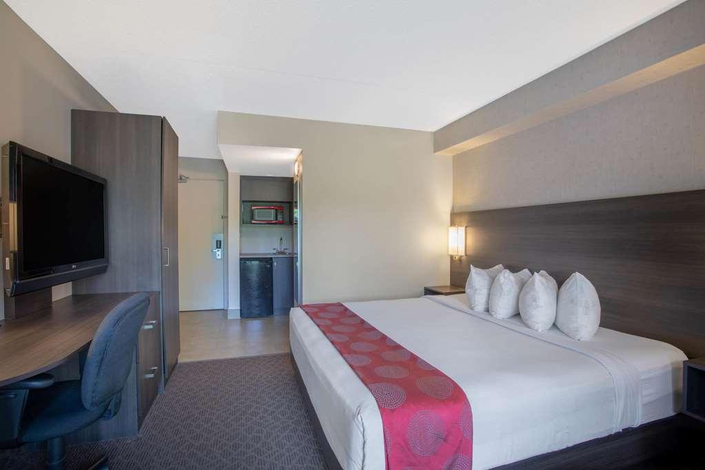 Quality Inn & Conference Centre Kingston Central Pokoj fotografie