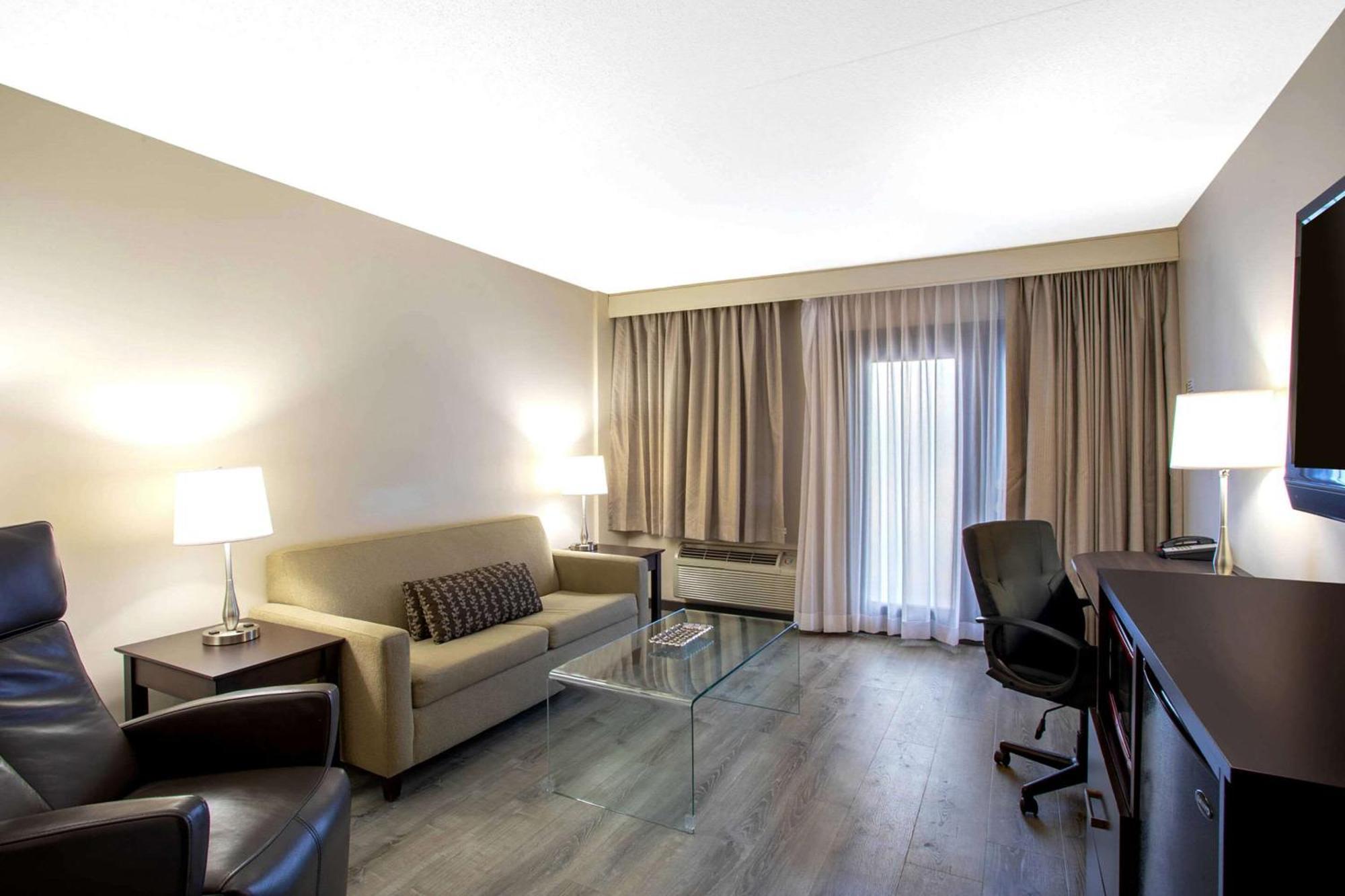 Quality Inn & Conference Centre Kingston Central Exteriér fotografie